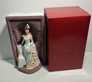Statua statuina porcellana Avon 1986 premio Albee 100° anniversario in scatola NUOVA �� - Foto 1 di 8