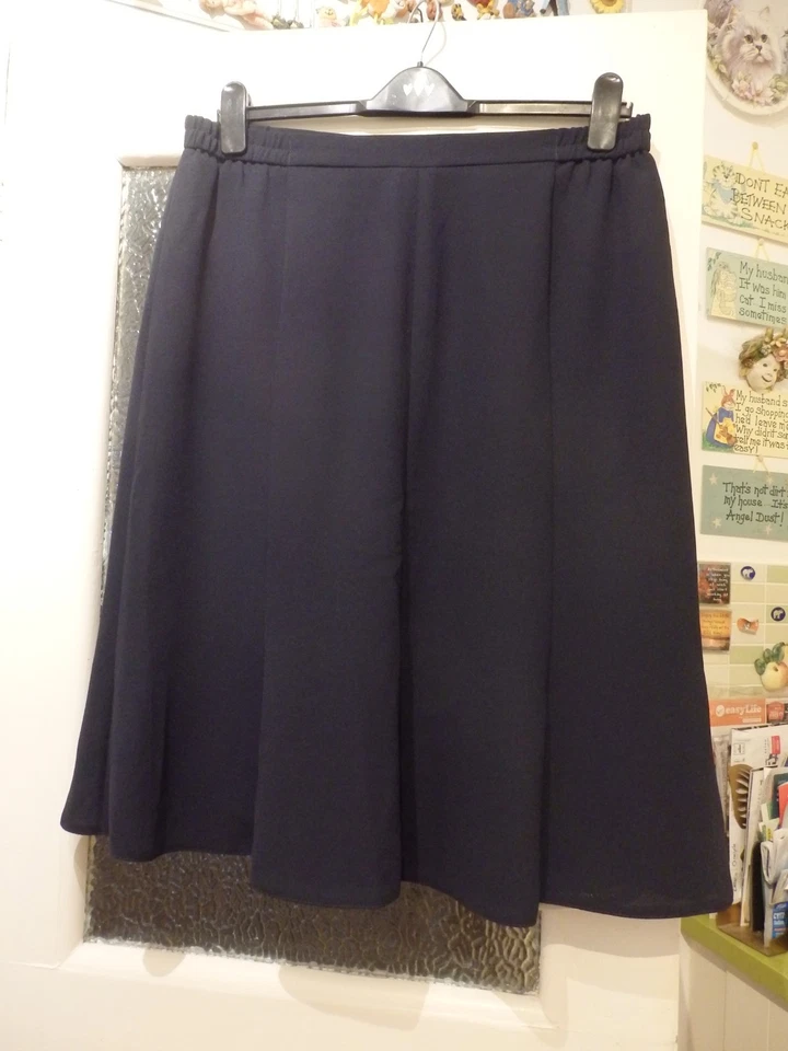 Really lovely Navy skirt with sides elastication. Size 18 - Image 1 of 1