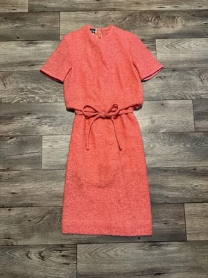 Vestido Vaina Tejido Texturizado Difuso Rosa Salmón Alison Ayres Años 60 De Colección Talla 12 Foto 1 de 4