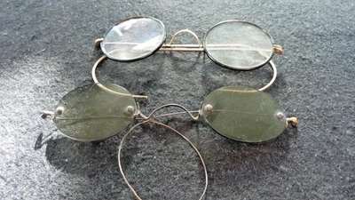 Dos pares de gafas de alambre antiguas vintage una tintada Foto 1 de 4