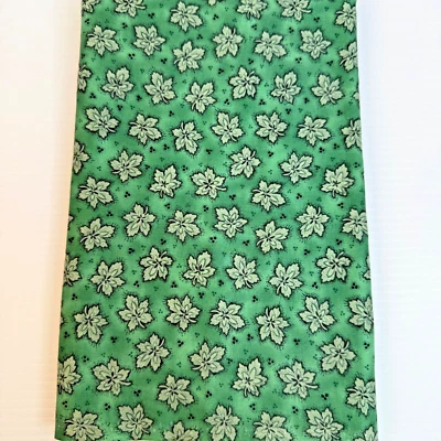 Lote de 2,5 yardas de telas de gallo rojo colección Dorotheas DSN#13251 hoja verde Foto 1 de 3