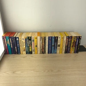 Lot of 30 Vintage Fantasy Paperbacks 1970's- 2000s, Rowley, Stasheff, Green Etc. - Imagen 1 de 10