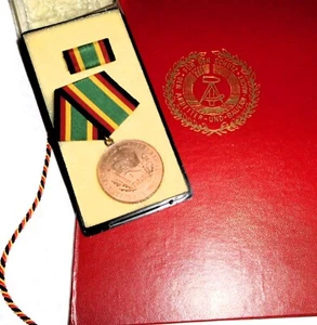 Verdienstmedaille 1976 Bronze Oberleutnant MfS NVA DDR Urkunde 1976 rar - Bild 1 von 2