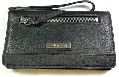 Cartera de muñeca pequeña de cuero Calvin Klein precio de venta sugerido por el fabricante $108 negra Foto 1 de 3