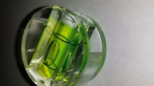 C36/17T LEVEL VIAL - Round Disc - 1 BLASE - CLEAR HARD PLASTIC - GREEN LIQUID  - Bild 1 von 4