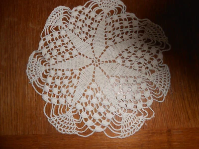 Beau napperon vintage, coloris beige, fait au crochet, diamètre 26 cm - Photo 1/2