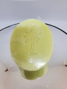 Handgefertigtes Aloe Vera Seifenstück mit Palmen Design - Bild 1 von 2