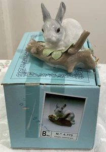  Lladro Brillo Hase Kaninchen frisst auf einem Baumstamm Blumen #4773 mit Box - Bild 1 von 12