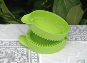TUPPERWARE LIME GREEN ROUND PIE PRESS / EMPANADA MAKER - Picture 1 of 1