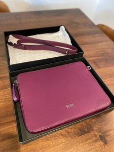 TUMI LEDER CROSSBODY REISEETUI/TASCHE/GELDBÖRSE LILA BOX INKLUSIVE VINTAGE SCHÖN!  - Bild 1 von 12
