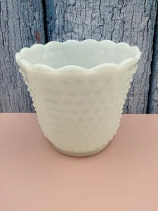 Vintage Anchor Hocking Fire-King Hobnail Milk Glass Scalloped Edge Oven Ware - Bild 1 von 3