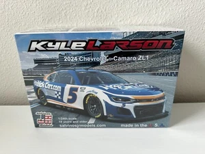 Salvinos 2024 Chevrolet Camaro ZL1 Kyle Larson 1:24 Model Kit SAL43843 - Bild 1 von 1