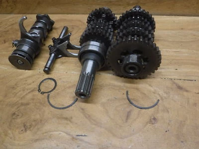 2/C KAWASAKI KZ440 KZ 440 OEM MOTOR TRANSMISIÓN ENGRANAJES TRANNY Foto 1 de 4