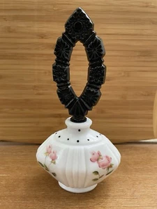 Botella de perfume vintage de vidrio artístico Fenton flores pintadas a mano firmada en negro y blanco - Imagen 1 de 14