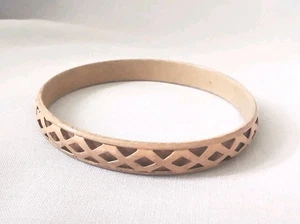 Gorgeous enamel bangle decorated in a buff shell pink criss-cross 3D pattern - Picture 1 of 7