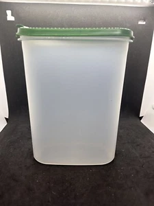 Vintage Tupperware 1614-5 w/ Lid 1616-1 Green 2.3 Litres - Picture 1 of 3