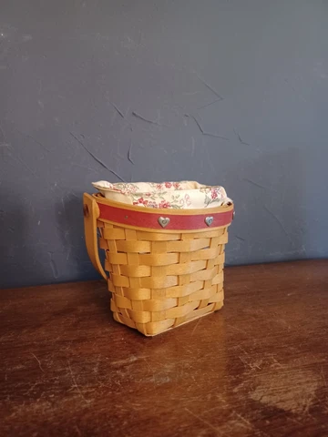 VTG 2001 LONGABERGER SWEETHEART LOVE NOTES BASKET W/CLOTH & PLASTIC LINER Cover