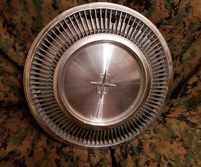 (1) 74 75 76 77 78 LINCOLN TOWN CAR 15" Tapacubos de rueda OEM Foto 1 de 4