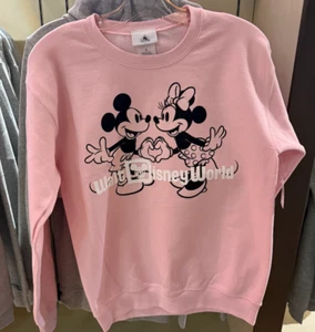 2025 Walt Disney World Parks Sweatshirt Mickey & Minnie Heart Baby Pink S - Picture 1 of 2