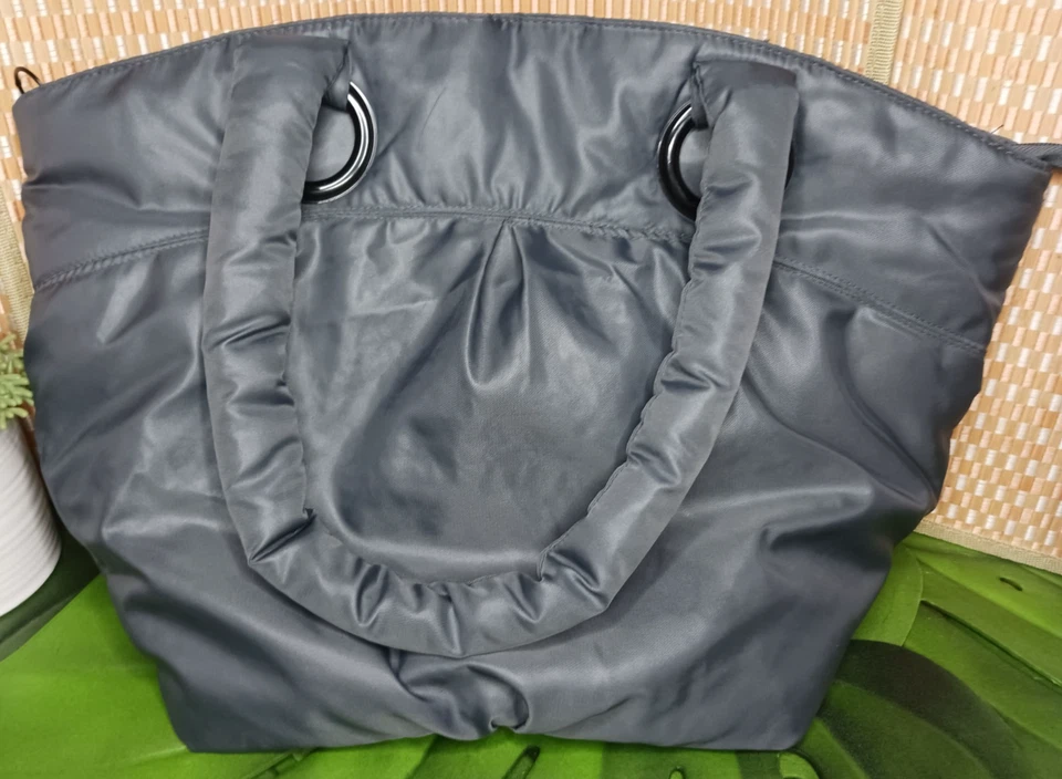 Bath & Body Works ~ Bolso de Mano Hobo Puffer de Nylon Gris ~ Interior de Punto Rosa ~ 17x13x8 Foto 1 de 4