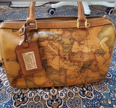 Bolso Boston Alviero Martini tostado y marrón con estampado de mapa Foto 1 de 4