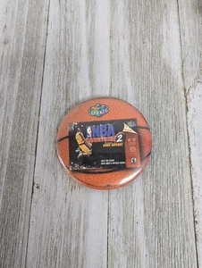 Vintage Kobe Bryant In NBA Courtside Nintendo N64 Pin Pinback - Bild 1 von 4