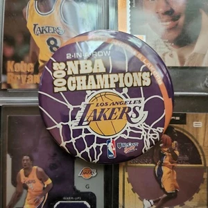 ๐ฅ2001 Los Angeles Lakers NBA Championships in a Row Button Pin ๐ฅ - Picture 1 of 4