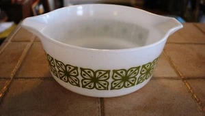 Vtg Pyrex Green Verde Square Flowers White Round Casserole  475-B 2 1/2 Qt Oven - Picture 1 of 5