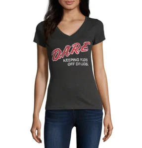 DARE Damen-T-Shirt "Keeping Kids Off Drugs" V-Ausschnitt Kurzarm Grafik (schwarz) - Bild 1 von 2