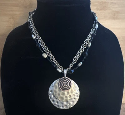 Ожерелье с круглой текстурированной подвеской Laura Ashley 16–19 дюймов трехцветное с несколькими нитями - Изображение 1 из 4