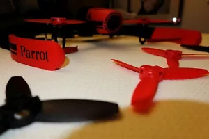 Parrot Bepob 1, Drohne, rot mit Zubehör und 3 Akkus, für Handy oder Sender - Bild 1 von 5