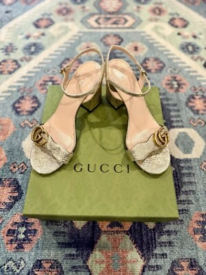 Sandalias Gucci Marmont GG Cuero Metálico Tacón Bloque Correa al Tobillo Zapatos Dorado $920 Foto 1 de 4