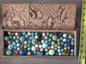 Vintage Pyrographie aufklappbare Holzkiste mit vielen Vintage Murmeln 12"x3,5" - Bild 1 von 6
