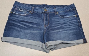 Time & Tru Womens Size 14 Denim Blue Jean Shorts Casual Shorts Cuffed - Picture 1 of 6