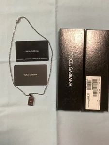 Dolce&Gabbana Hombres DG Logo Placa Collar Plata Negro Casi Sin Usar Lujo Italia - Imagen 1 de 5