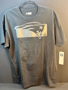 NFL Apparel - New England Patriots BLACK OUT T-Shirt. WÄHLEN SIE IHRE GRÖSSE - Bild 1 von 5