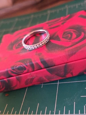 Anillo Eternidad Banda Fina Tono Plateado Estrás Canal Talla 8.5 Nuevo Sin Etiquetas Foto 1 de 4