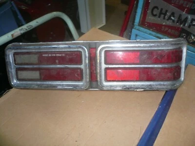 1973 Pontiac Catalina CONJUNTO DE LÂMPADA TRASEIRA LH - FABRICANTE DE EQUIPAMENTO ORIGINAL - Imagem 1 de 3