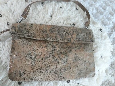 Bolso sin asas Kate Landry plegable sobre cuero topo estampado animal Foto 1 de 4