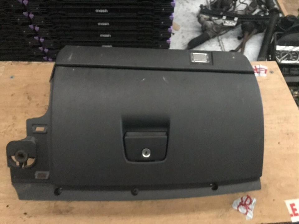 2007 VOLVO S40 ПЕРЧАТОЧНЫЙ ЯЩИК - Изображение 1 из 1