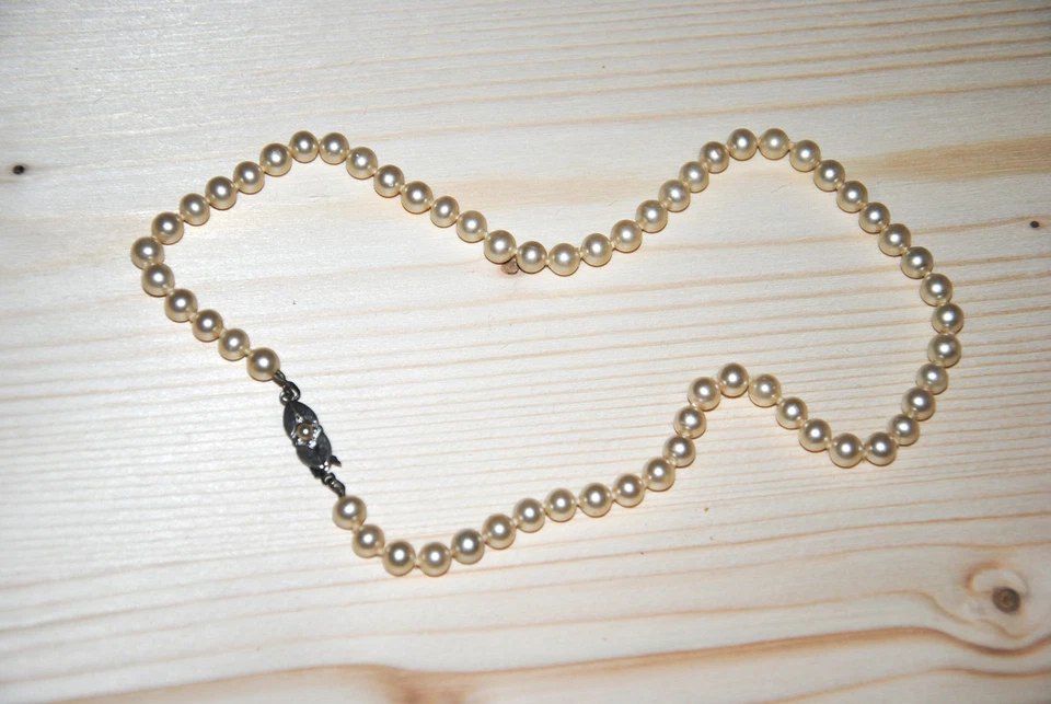 Kunstperlenkette alt sehr hübsch Perlen Durchmesser 5mm  Länge 40,5cm getragen - Bild 1 von 1