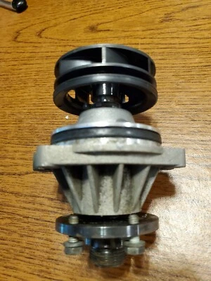 BOMBA DE AGUA REFRIGERANTE BMW 325i 330i E46.     1 731 741.3.  Original INA Alemania Foto 1 de 4