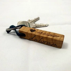 Holz Schlüsselanhänger mit Gravur Eiche personalisiert Valentinstag Paar Liebe - Bild 1 von 11