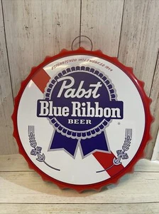 Großes Pabst blaues Band Bier Kronkorken Aluminium Blechschild für Männerhöhle LESEN - Bild 1 von 2