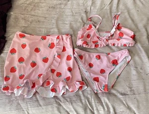 Traje de baño Shein rosa y fresa conjunto de bikini de 3 piezas a juego con falda 9-10 para niñas - Imagen 1 de 9
