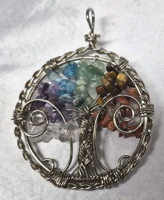 LINDO PINGENTE DE PEDRAS PRECIOSAS NATURAIS ÁRVORE DA VIDA, 1 7/8" DIÂMETRO, FEITO À MÃO - Imagem 1 de 2