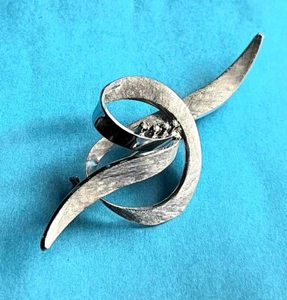 18 ct White Gold & Diamond Brooch 20th Century 4 grammes in weight. - Picture 1 of 17