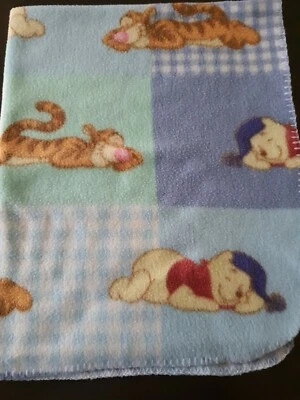 Manta de bebé Disney Winnie Pooh Tigger azul dormido retazos vellón cuadrados Foto 1 de 4