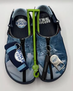 Busch Light Beer x Crocs Herren 11 All Terrain Sandalen Flaschenöffner Torch 🔥🔥 - Bild 1 von 9