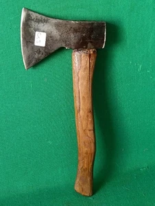 VECCHIA ASCIA SCURE ACCETTA IN FERRO BATTUTO CON MANICO IN LEGNO VINTAGE. CX5 - Foto 1 di 5